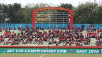 Penonton Timnas Indonesia U-19 saat perebutan tempat ketiga Piala AFF U-19 2018 melawan Thailand di Stadion Gelora Delta, Sidoarjo, Sabtu (14/7/2018). (Bola.com/Aditya Wany)