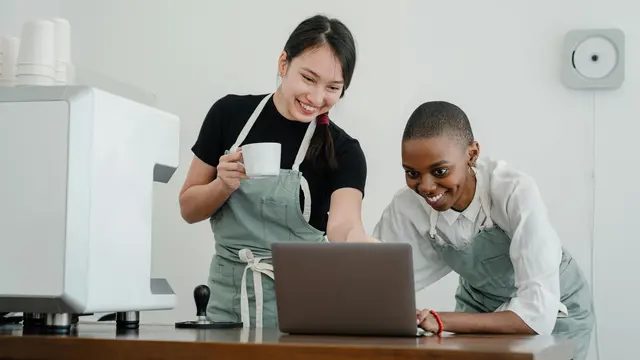 Menonton Video Lucu atau Satisfying