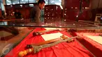 Pengunjung melihat pameran keris saat berlangsungnya Pameran Keris Nasional Mahakarya Keris Majapahit di Taman Mini Indonesia Indah (TMII), Jakarta, Kamis (4/5). (Liputan6.com/Johan Tallo)