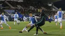 Karim Benzema (kanan) melepaskan tembakan ke gawang Leganes saat diadang Unai Bustinza pada lanjutan La Liga Santander di Butarque stadium, Leganes, (21/2/2018). Real Madrid menang 3-1.  (AP/Francisco Seco)