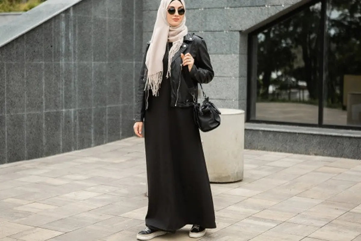 Ilustrasi Gamis Hitam (Credit: marymarkevich/freepik)