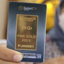 Seorang petugas menunjukkan koleksi emas batangan di Galeri 24 Pegadaian, Jakarta, Jumat (25/3/2022). Harga emas yang dijual PT Aneka Tambang Tbk (ANTM) atau emas Antam kembali naik. Hari ini harga emas Antam naik Rp 6.000 menjadi Rp 1 juta per gram, pada 25 Maret 2022. (Liputan6.com/Angga Yuniar)