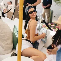 Intip tampilan Kendall Jenner hadiri Coachella 2026 dengan busana yang simple (Kate Spade New York)