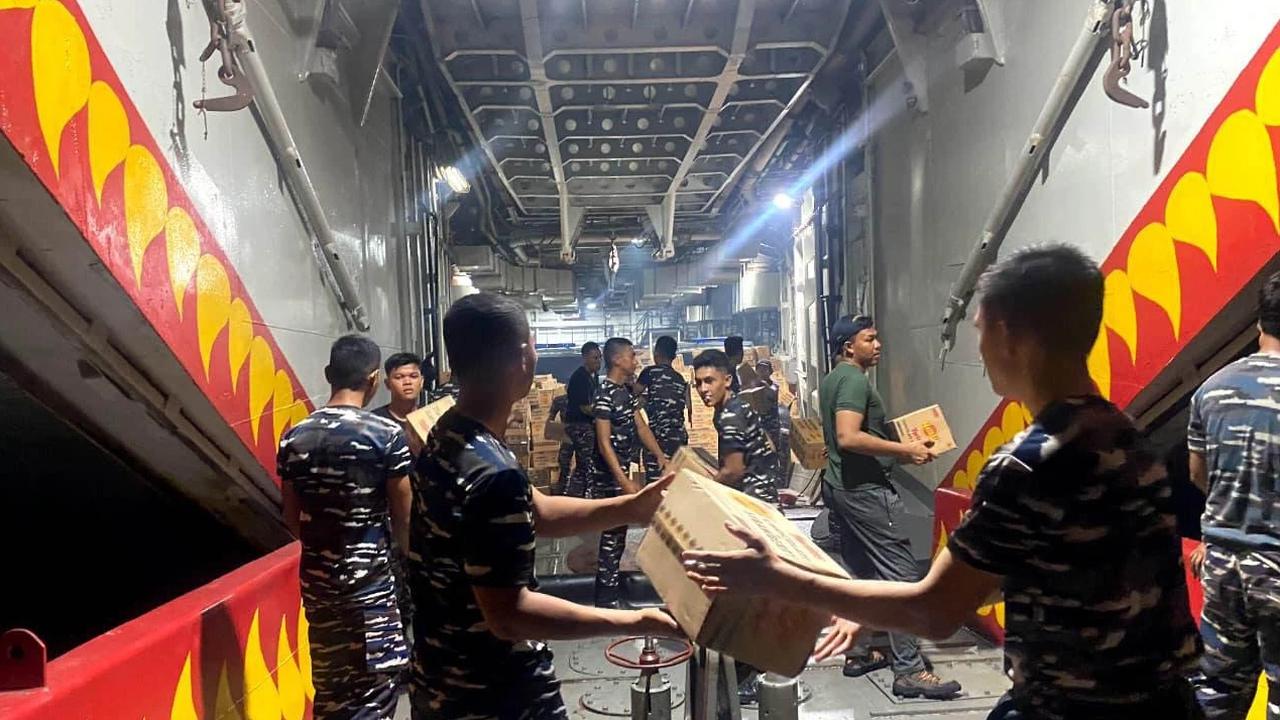 FOTO: Armada TNI AL Percepat Distribusi Bantuan bagi Korban Bencana di Sumatera