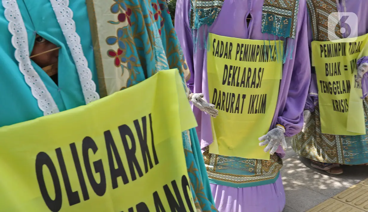 Aktivis melakukan aksi di Dukuh Atas, Jakarta, Minggu (26/9/2021). Aksi yang bertemakan "Tolak Bala, Stop Bencana" ini untuk menyerukan kepada pemerintahan Presiden Joko Widodo dan parlemen Indonesia agar segera menghentikan ketidakbijakan dalam menghadapi krisis iklim (Liputan6.com/Herman Zakharia)