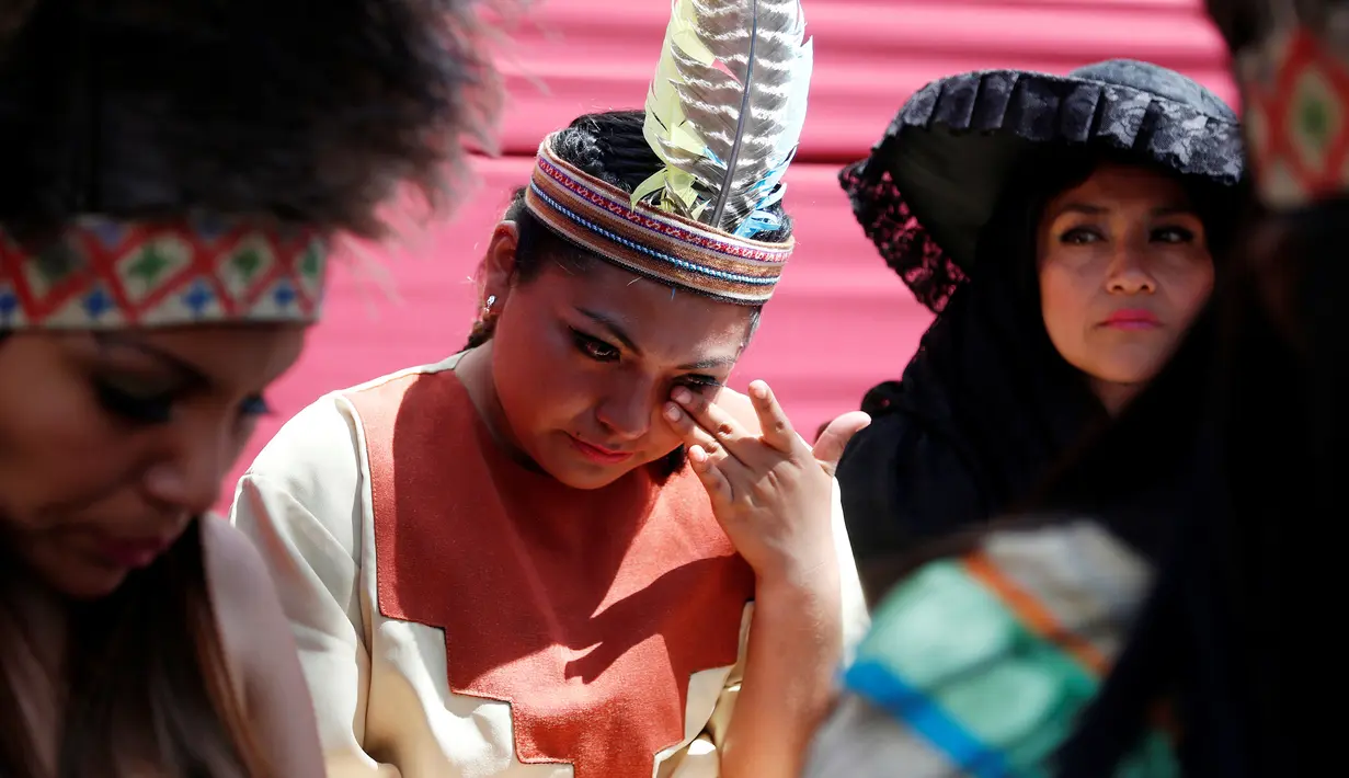 Seorang narapidana wanita menangis saat mengikuti acara peringatan hari ibu sedunia di penjara wanita Santa Monica, Lima , Peru 5 Mei 2016. Banyak kegiatan yang diadakan seperti menari,fashion show dll. (REUTERS / Janine Costa)