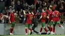 Dominasi Portugal terus meningkat hingga akhirnya mampu mencetak gol pertama pada menit ke-32. Umpan satu dua yang diperagakan bersama Ronaldo, berhasil diakhiri dengan sepakan ke sudut kiri bawah gawang lawan oleh Bruno Fernandes. (AP/Luis Vieira)