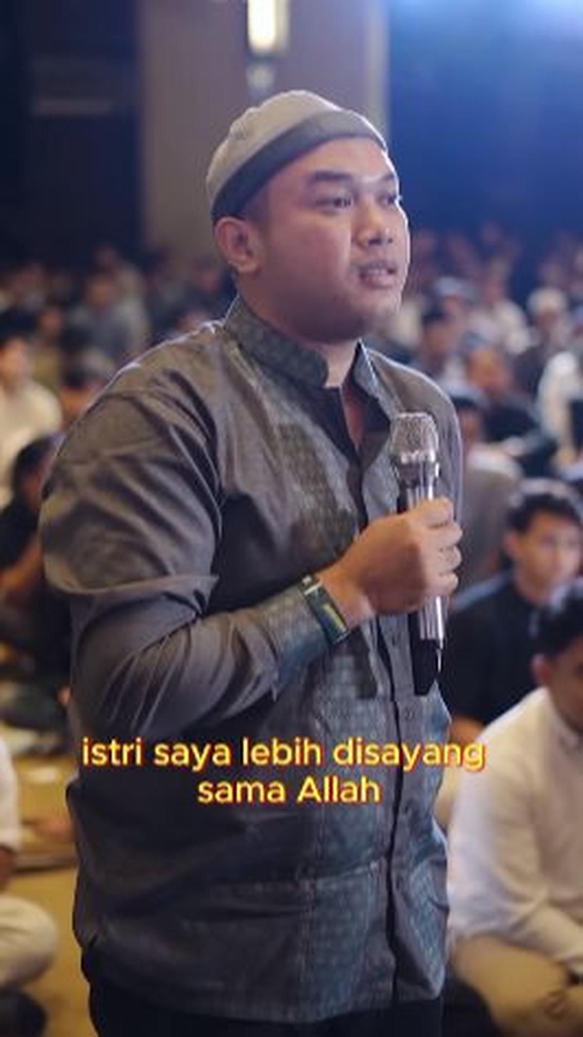 "Dan itu pun saya masih dikaruniai dua anak, yang satu masih kecil, masih bayi yang waktu ditinggal usia 4 bulan lah," sambungnya.