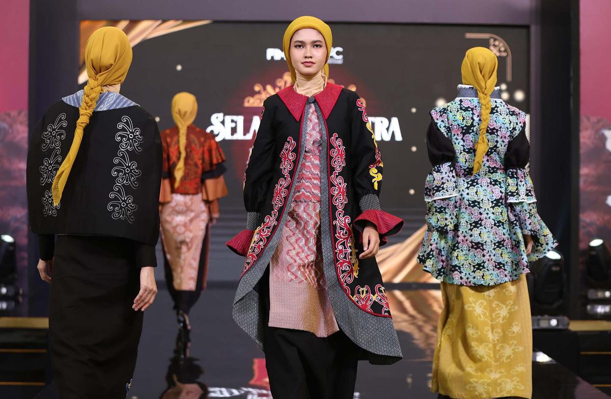 FOTO: Wali Kota Tarakan & Istri Tampil Elegan  dengan Batik Khas Tarakan di Parade Wastra Nusantara 2025