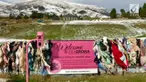 Sepanjang jalan Cardrona terdapat pagar pembatas jalan yang digantungi beragam jenis bra, seperti halnya jemuran.