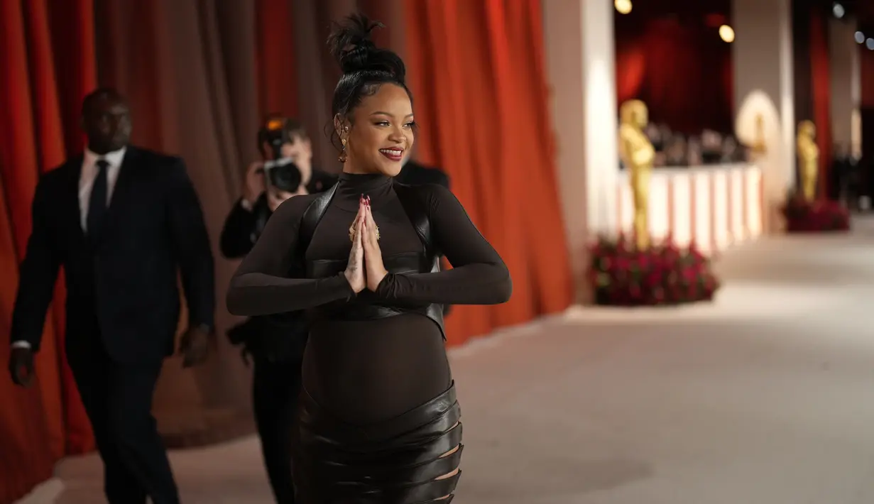 Penyanyi/aktris Barbados Rihanna menghadiri Academy Awards ke-95 atau Oscar 2023 di Teater Dolby di Hollywood, California pada Minggu, 12 Maret 2023, waktu setempat. Rihanna mengenakan aksesori mulai dari anting-anting berlian cokelat besar dan cincin koktail tebal dari Moussaieff. (AP Photo/John Locher)