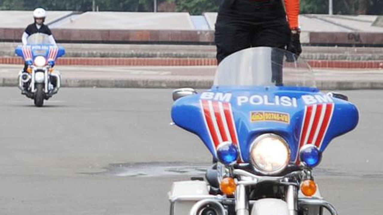 Polwan cantik akrobat pakai motor gede 