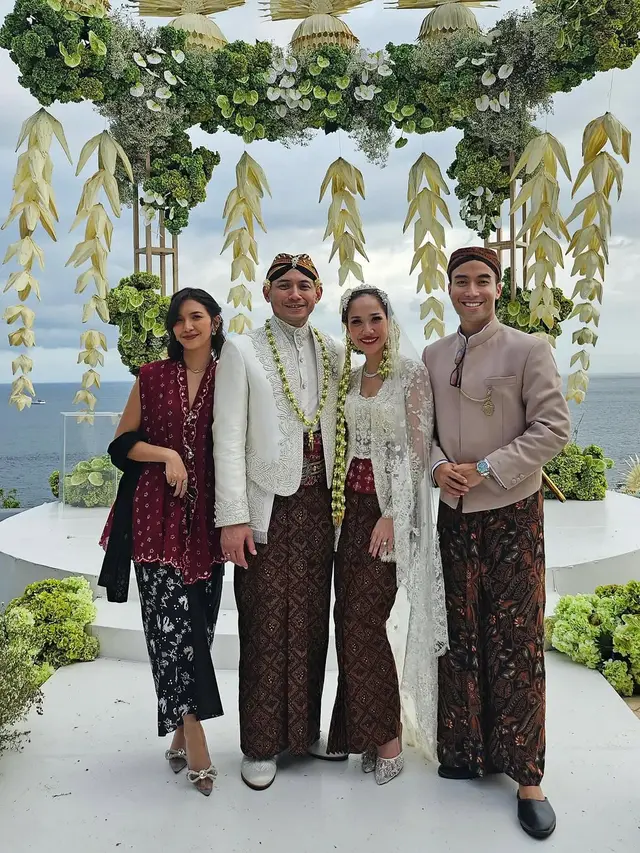 Sheila Dara Mengenakan Kebaya Maroon di Pernikahan BCL
