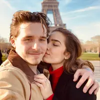 Hana Cross, pacar Brooklyn Beckham turut duduk di front row London Fashion Week 2019. (Foto: instagram.com/brooklynbeckham)