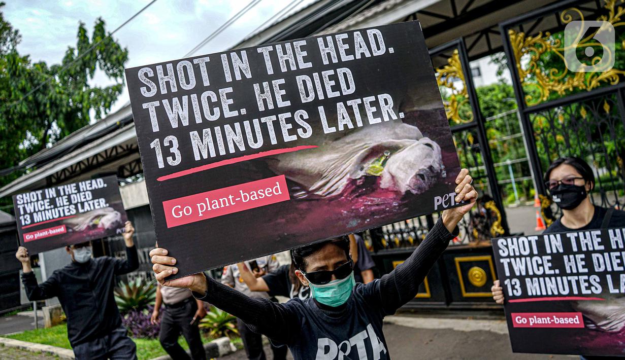 Aktivis dari PETA melakukan aksi mengecam pemotongan sapi di depan Kementerian Pertanian, Jakarta, Kamis (11/11/2021). Mereka meminta publik menjadi vegan dengan menolak mengkonsumsi daging sapi karena menemukan kejanggalan beberapa rumah potong hewan (RPH) di Indonesia. (Liputan6.com/Faizal Fanani)