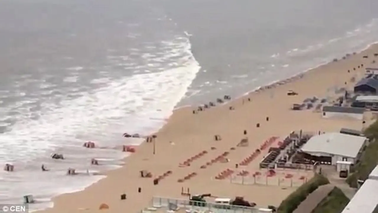 Detik-detik tsunami menyapu pinggir pantai sebuah resor pantai Zandvoort di Belanda. (CEN)