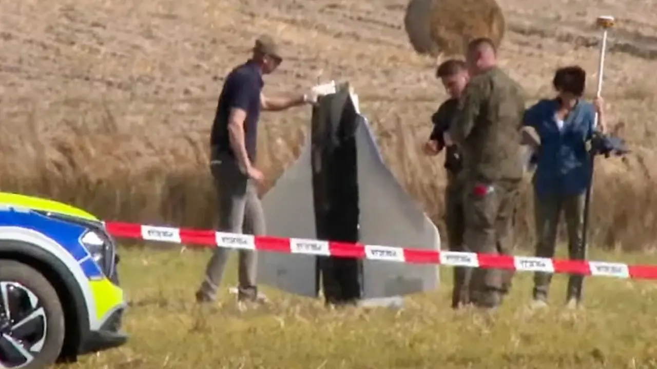 Polisi dan Polisi Militer mengamankan bagian dari sebuah objek yang ditembak jatuh otoritas Polandia di Wohyn, Rabu, 10 September 2025. Gambar ini diambil dari rekaman video.