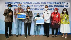 Dirut Bank BTN Haru Koesmahargyo (ketiga kiri), President Director PT Hanes Supply Chain Carl David Taylor (kedua kiri) dan Kepala Disnaker Kabupaten Bekasi Suhup (ketiga kanan) menyerahkan Bantuan Subsidi Upah (BSU) di Kawasan Industri Cikarang, Bekasi, Rabu (29/9/2021). (Liputan6.com/HO/BTN)