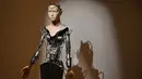 Gambar pada 18 Juni 2019 menunjukkan robot android yang berperan sebagai pendeta di Kuil Kodaiji di Kyoto, Jepang. Robot yang mulai beroperasi awal tahun ini mengambil wujud Dewa Pengampunan dan bisa memberi wejangan-wejangan. (CHARLY TRIBALLEAU/AFP)