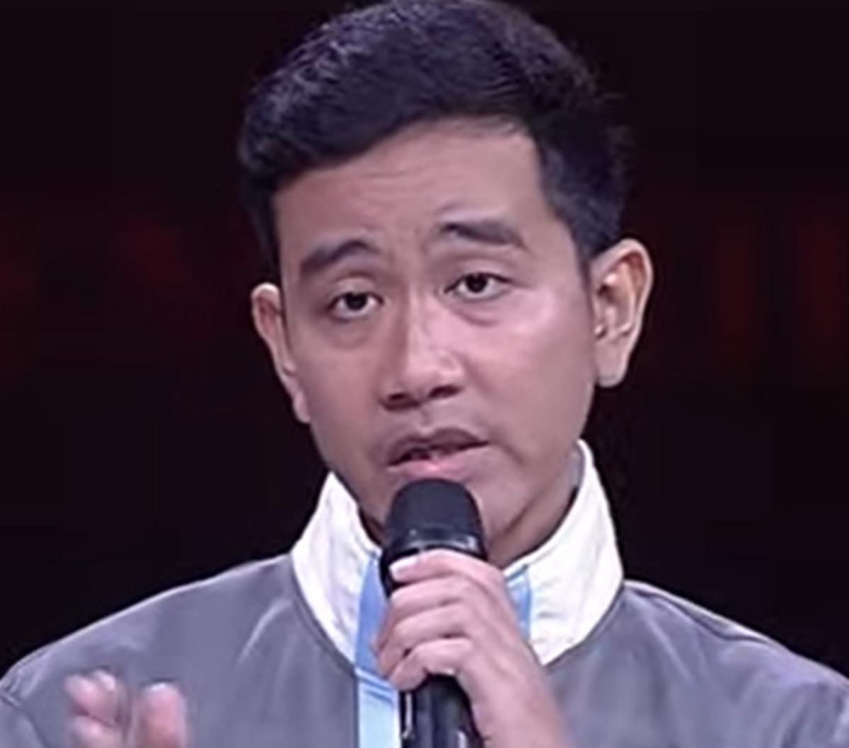 Gibran Rakamubuming baru saja selesai melaksanakan Debat Capres-Cawapres. Pada Debat Pilpres kali ini, Ia tampak 'dikawal' oleh beberapa orang yang sosoknya bukanlah sembarangan. <br>