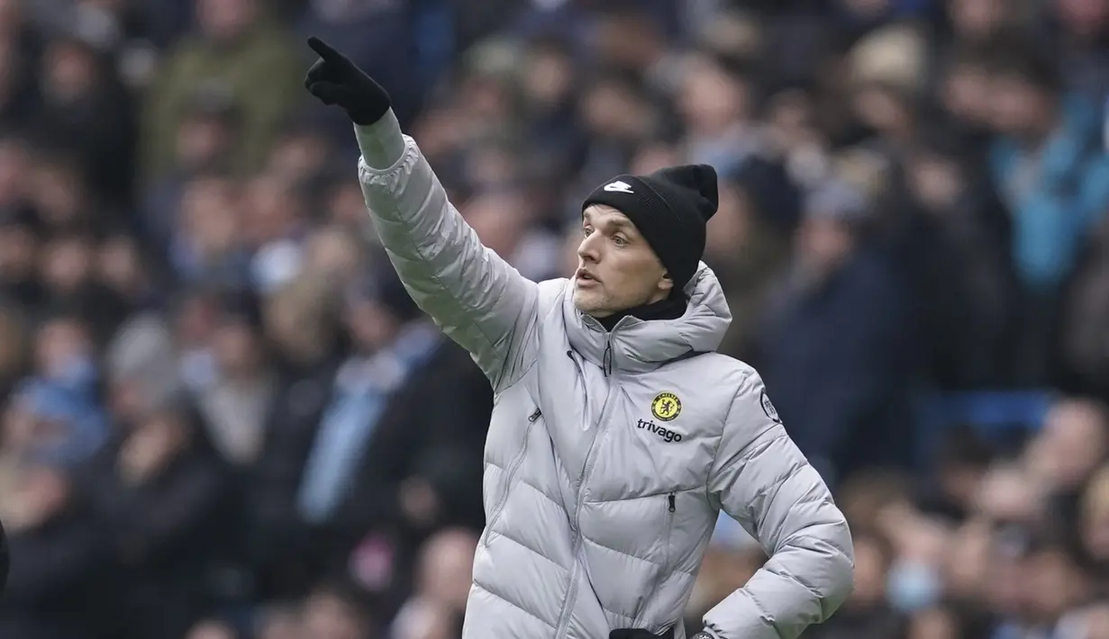 Pelatih Chelsea, Thomas Tuchel menginstruksikan pemainnya saat bertanding melawan Manchester City pada pertandingan Liga Inggris di stadion Etihad, Sabtu (15/1/2022). Hasil ini membuat Man City unggul 13 poin atas Chelsea yang menempati peringkat dua di klasemen. (AP Photo/Dave Thompson)