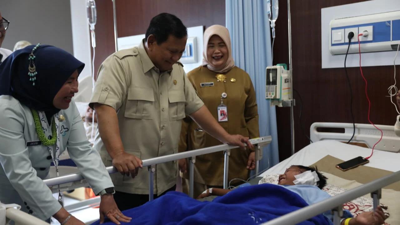 Prabowo Jenguk Korban Ditabrak Mobil Pengantar MBG di RS Koja