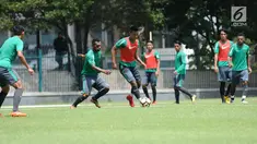 Sejumlah pemain Timnas Indonesia U-23 melakukan latihan di Lapangan ABC Senayan, Kompleks GBK, Jakarta, Selasa (20/2). Jelang berlaga di Asian Games 2018, pemain Timnas Indonesia U-23 kembali melakukan pemusatan latihan. (Liputan6.com/Helmi Fithriansyah)