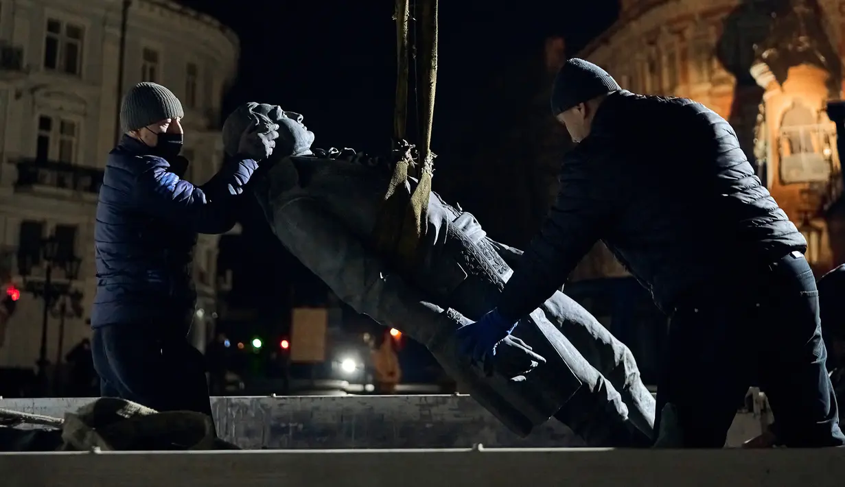 Pekerja memindahkan sebagian monumen untuk Catherine II yang juga dikenal sebagai "Monumen Pendiri Odesa" di Odesa, Ukraina, 29 Desember 2022. Keputusan untuk membongkar monumen yang terdiri dari patung Permaisuri Rusia Catherine II dan rekannya dibuat baru-baru ini oleh penduduk Odesa melalui pemungutan suara elektronik. (AP Photo/LIBKOS)