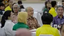 Menko PMK Puan Maharani (kiri) saat menghadiri penandatanganan beasiswa Teladan Tanoto Foundation di Kantor Kemenko PMK di Jakarta, Selasa (5/3). Puan meminta para mahasiswa untuk tetap fokus pada pendidikannya. (Liputan6.com/Faizal Fanani)
