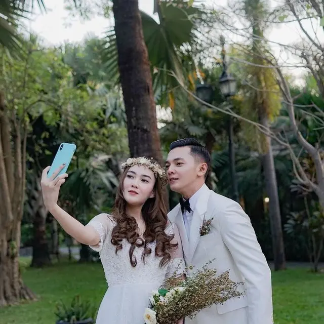 Disebut Mirip, Ini 7 Potret Kompak Nella Kharisma dan Dory Harsa