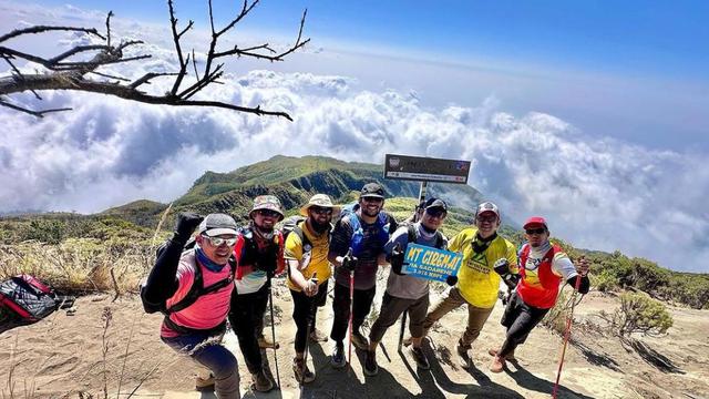 Para pendaki di puncak Gunung Ceremai, Jawa Barat