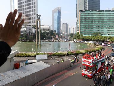 Tontowi Ahmad, Liliyana Natsir, Eko Yuli dan Sri Wahyuni mengikuti parade dengan bus Bandros melewati Bundaran Hotel Indonesia menuju Istana Negara, Rabu (24/8/2016). (Bola.com/Nicklas Hanoatubun)