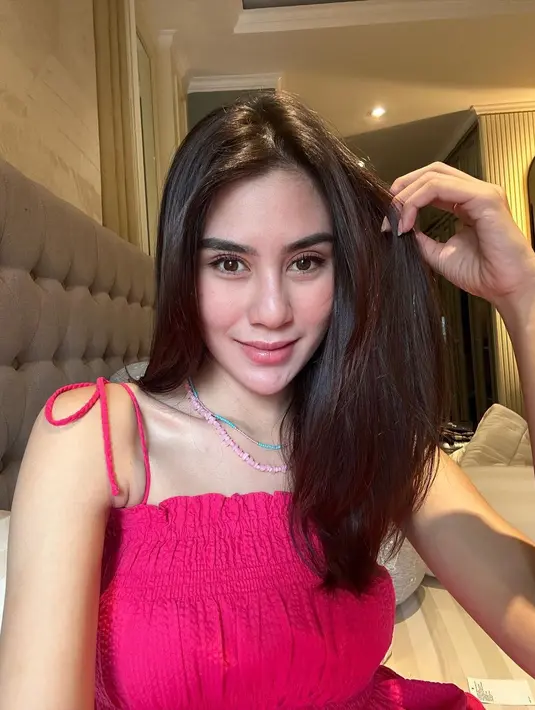 Ini adalah potret selfie Syahnaz ketika dirinya dianggap melakukan operasi hidung. Cantik dibalut atasan bertali spageti berwarna fuchsia, Syahnaz memamerkan potret dirinya dengan riasan minimalis bernuansa merah muda yang lembut. Foto: Instagram.