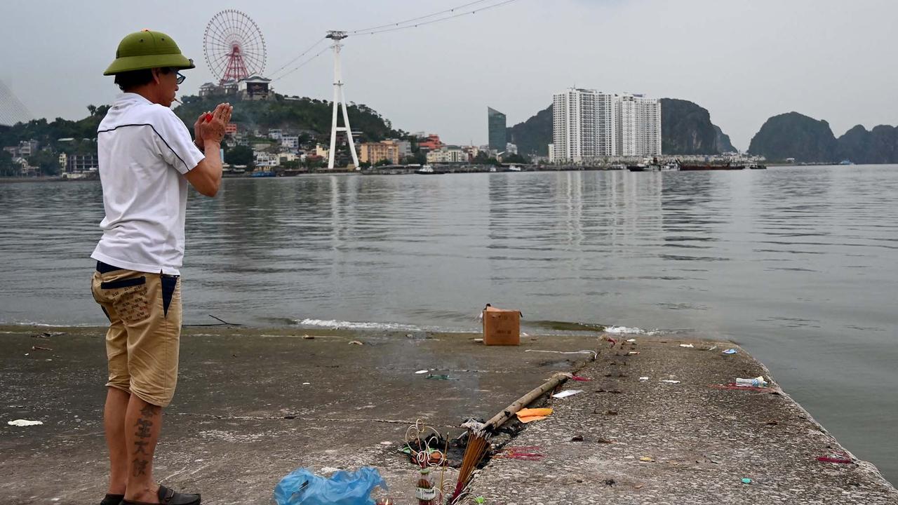 FOTO: Kapal Wisata Terbalik di Teluk Ha Long, Puluhan Wisatawan Tewas