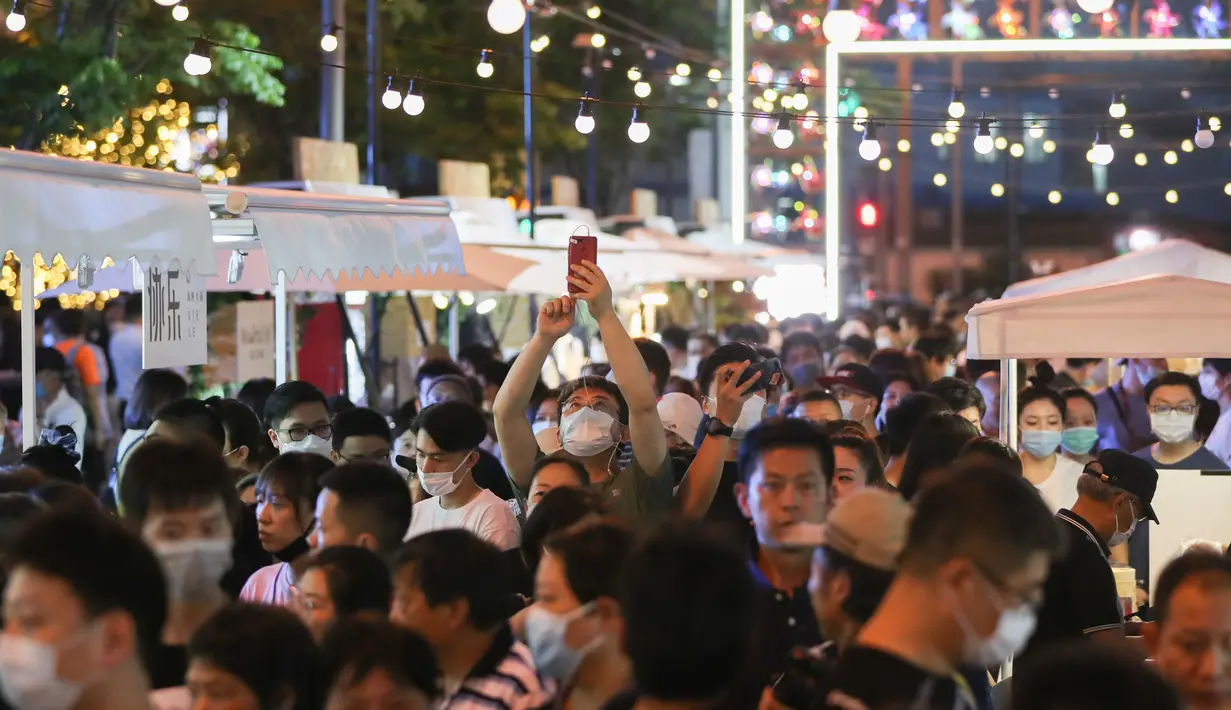 Orang-orang terlihat di sebuah pasar malam di Shanghai, China timur (6/6/2020). Shanghai menggelar festival malam mulai Sabtu (6/6) untuk meningkatkan perekonomian malam kota tersebut. (Xinhua/Ding Ting)