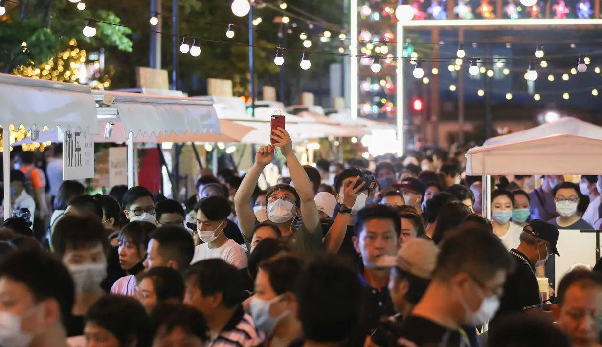 Orang-orang terlihat di sebuah pasar malam di Shanghai, China timur (6/6/2020). Shanghai menggelar festival malam mulai Sabtu (6/6) untuk meningkatkan perekonomian malam kota tersebut. (Xinhua/Ding Ting)