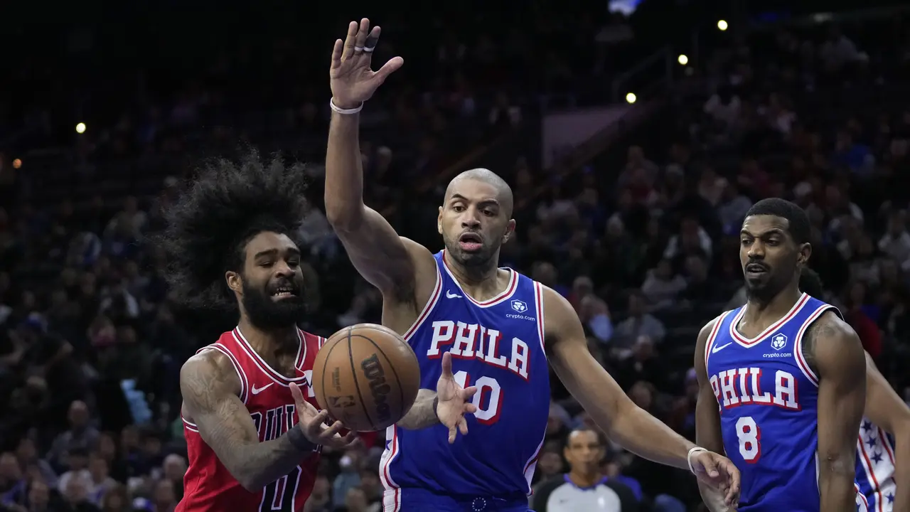 Coby White beraksi saat Bulls melawan Sixers