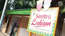 Seniman lukis memasang dinding lapak kios di Sentra Lukisan Pasar Baru, Jakarta, Jumat (16/11). Seniman lukis mengeluh lantaran harus mengeluarkan biaya sendiri untuk memasang dinding kios. (Liputan6.com/Immanuel Antonius)