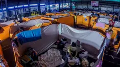 Warga berlindung dalam pusat evakuasi di Quezon City, Filipina, 12 November 2020. Topan Vamco, topan dahsyat ketiga yang melanda Filipina dalam 11 hari terakhir, membawa angin kencang dan hujan deras yang memicu tanah longsor, longsor batu, serta banjir bandang. (Xinhua/Rouelle Umali)