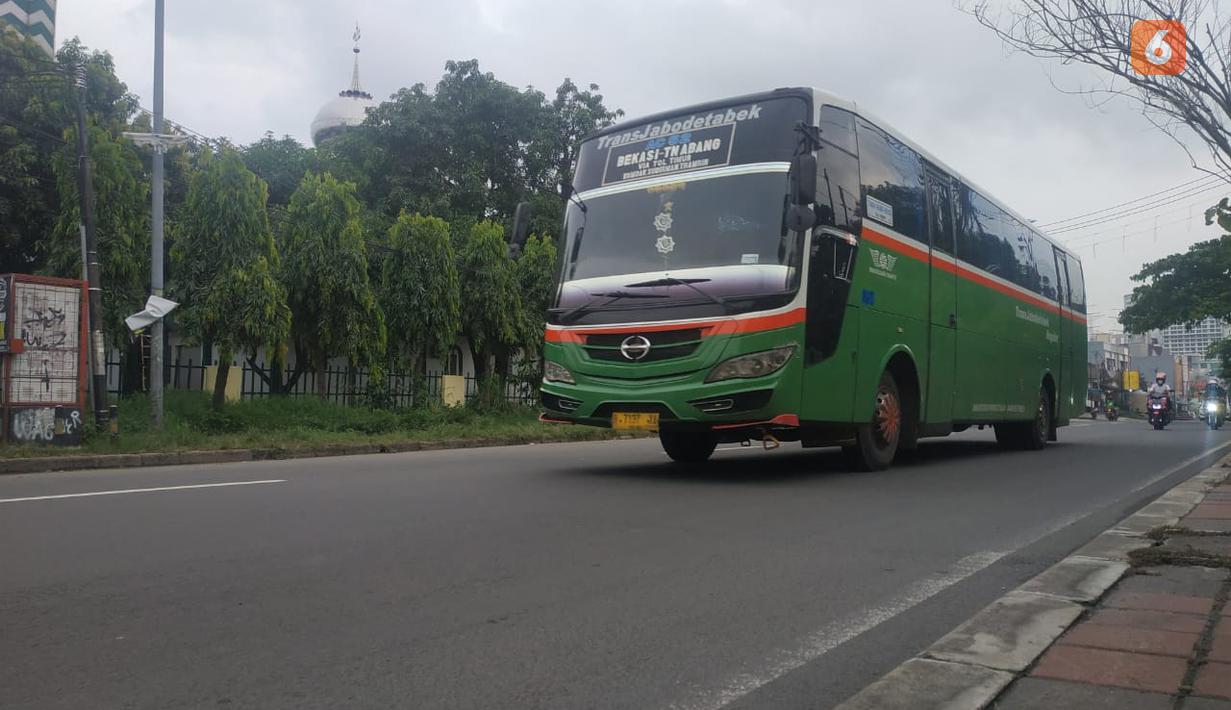 Rahayu Santosa Evolution X milik PO Mayasari Bakti.