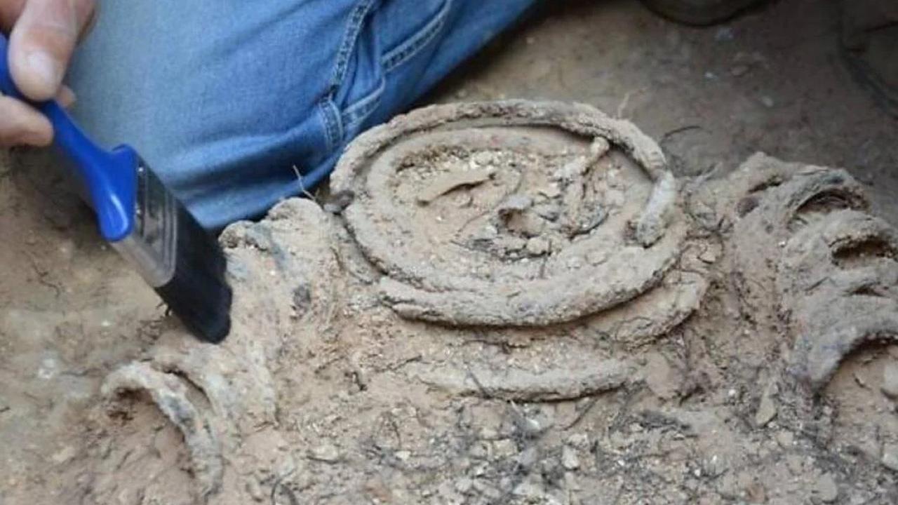 Arkeolog Temukan Makam Kuno Berisi Kerangka Biarawati Abad Ke-5, Tubuhnya Diikat dengan Cincin Besi