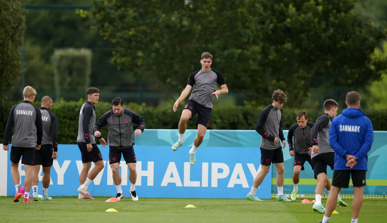 Para pemain Denmark mengikuti sesi latihan tim di tempat latihan Tottenham Hotspur di London, Selasa (6/7/2021). Denmark merengkuh tiket semifinal Euro 2020 usai menang 2-1 atas Republik Ceko. (AP Photo/Thanassis Stavrakis)