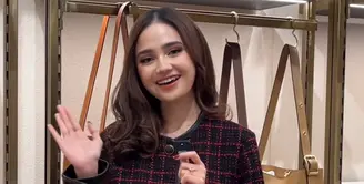 Syifa Hadju tampil dengan gaya chic mengenakan atasan Sculpted C Tweed Jacket warna maroon seharga sekitar Rp9,6 jutaan. [Dok. Kanmo]