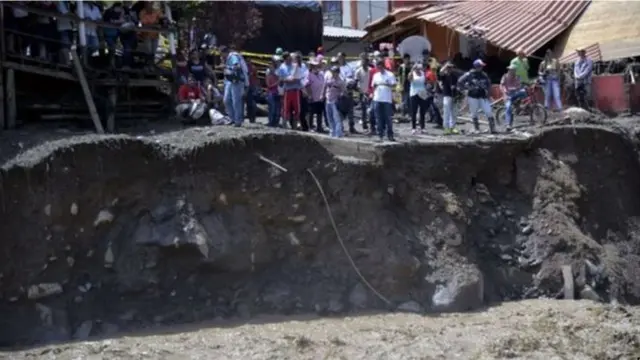 Tanah longsor merobek Kota Salgar di Kolombia pada 18 Mei 2015, setelah periode hujan lebat. (AFP)