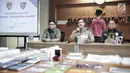 Kasubag Opinev Bag Penum Humas Polri AKBP Zahwani Pandra Arsyad (tengah) saat rilis kasus tindak pidana pemerasan secara online dengan cara penyediaan jasa video call sex (vcs) di Bareskrim Polri, Jakarta, Jumat (15/2). (Liputan6.com/Faizal Fanani)