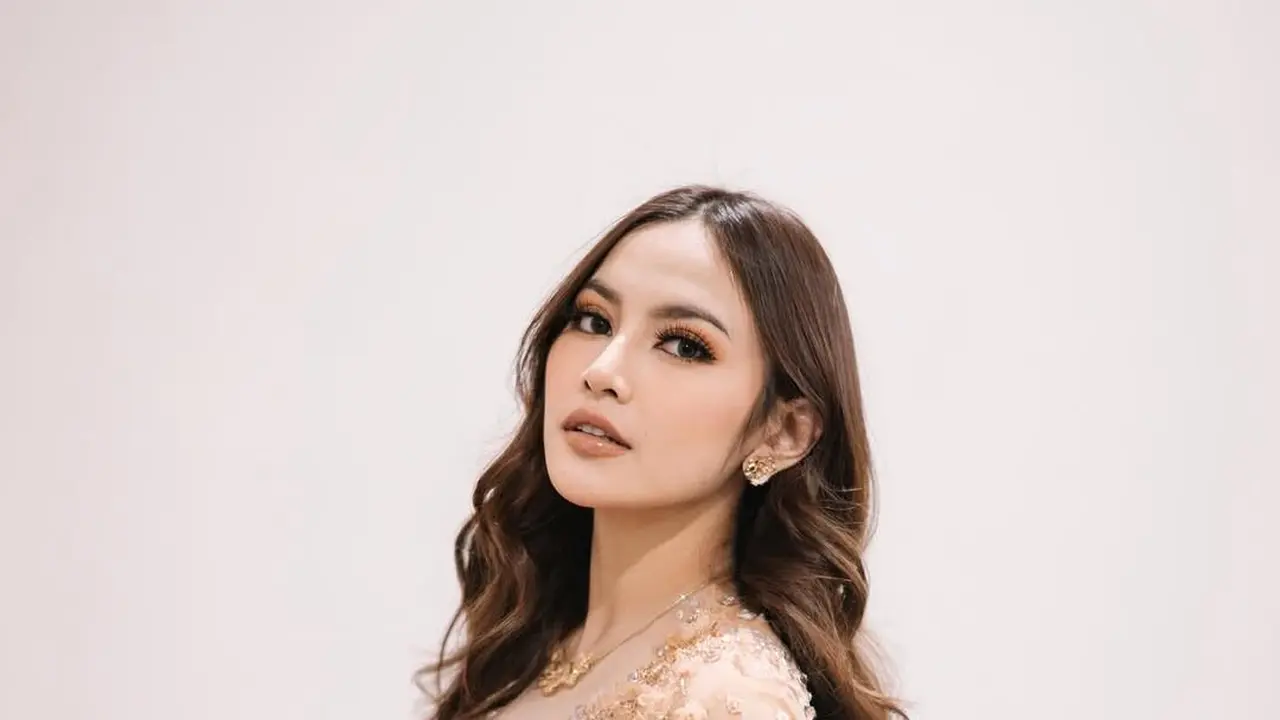 Potret Detail Kebaya Mewah Mahalini di Momen Tasyakuran 7 Bulan Kehamilan, Elegan dengan Warna Soft Mocca