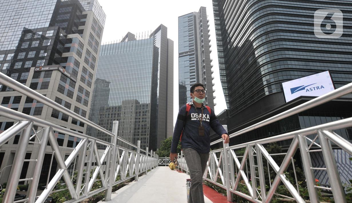 Pejalan kaki melintas di jembatan penyeberangan orang (JPO) yang tidak beratap di jalan Sudirman, Jakarta, Rabu (6/11/2019). Pemprov DKI melalui Dinas Bina Marga mencopot atap JPO Sudirman agar pejalan kaki dapat menikmati pemandangan gedung-gedung pencakar langit. (merdeka.com/Iqbal Nugroho)