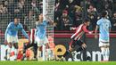 Namun, Brentford pantang menyerah dan sukses mengejar ketinggalan lewat gol Yoane Wissa dan Christian Norgaard. (AP Photo/Alastair Grant)