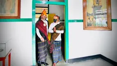 Presiden Joko Widodo atau Jokowi saat mengunjungi Rumah Pengasingan Bung Karno di Kabupaten Ende, Provinsi Nusa Tenggara Timur (NTT), Rabu (1/6/2022). Jokowi dan Iriana berkesempatan melihat berbagai macam barang-barang peninggalan Bung Karno bersama keluarga selama diasingkan. (Biro Pers Sekretariat Presiden)