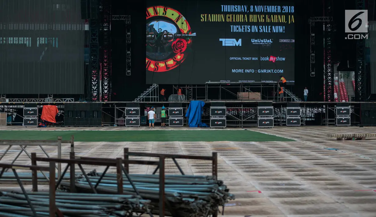 Pekerja menyelesaikan pembuatan panggung konser Guns N' Roses ‘Not In This Time Lifetime Tour’ di Stadion GBK, Jakarta, Selasa (6/11).  Guns N Roses akan konser pada Kamis (8/11/2018). (Liputan6.com/Faizal Fanani)